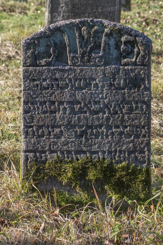 Jewish symbols on a gravestone