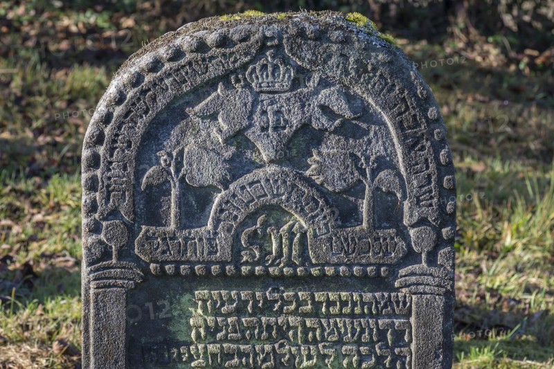 Jewish symbols on a gravestone