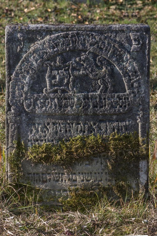 Jewish symbols on a gravestone