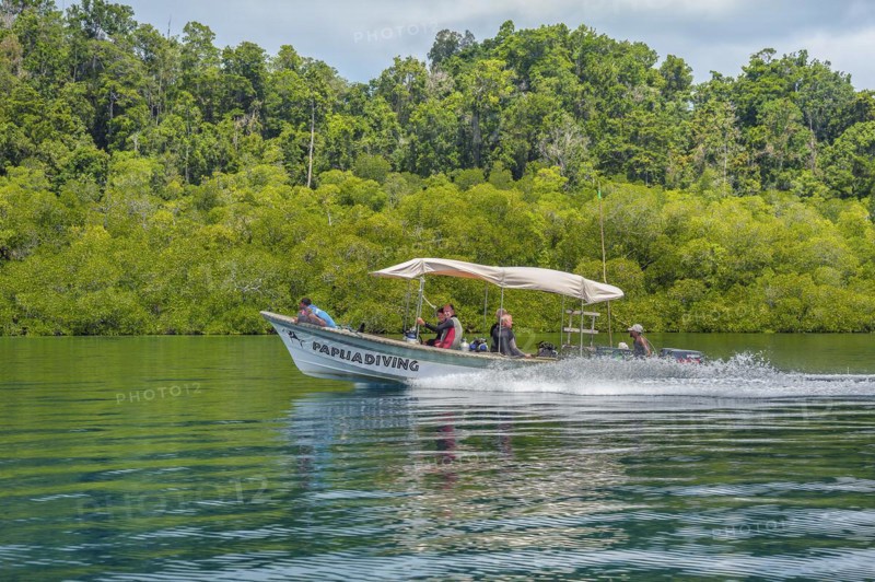 Diving dinghy from Papua-Diving in Dampier Strait