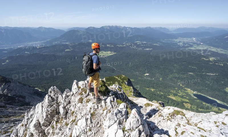Mountaineers climbing the Obere Wettersteinspitze