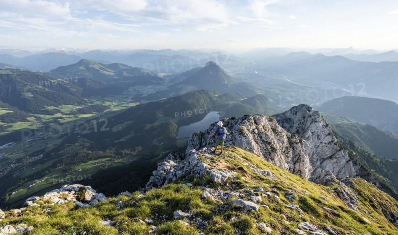 Mountaineers at the summit of the Scheffauer in the atmospheric evening light