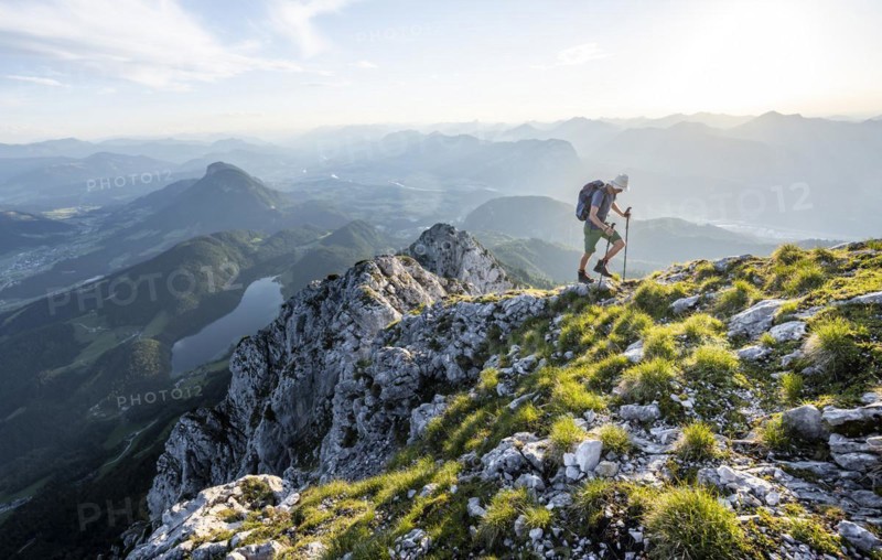 Mountaineers at the summit of the Scheffauer in the atmospheric evening light