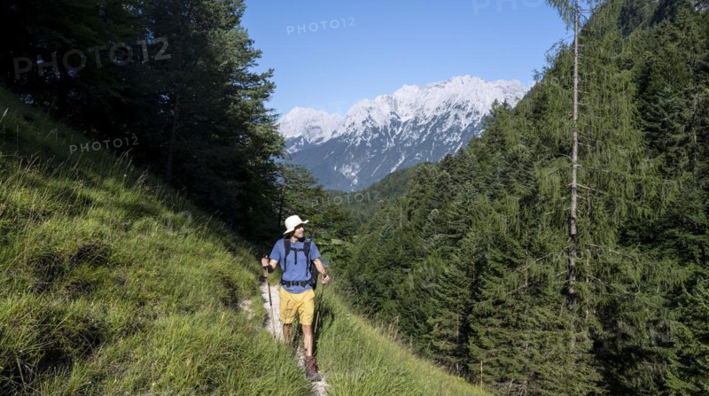 Mountaineers climbing to the Upper Wetterstein Peak