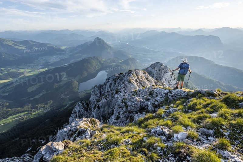 Mountaineers at the summit of the Scheffauer in the atmospheric evening light