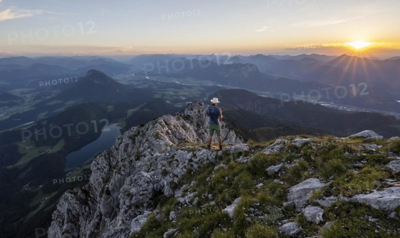 Mountaineer at the summit of the Scheffauer