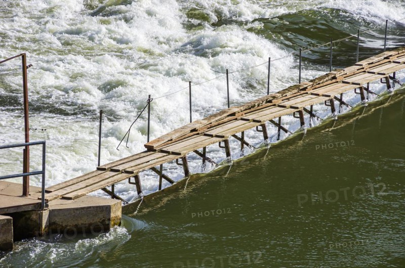 Weir and hydroelectric power plant power station