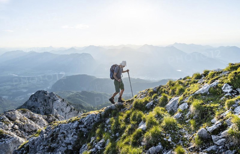 Mountaineers at the summit of the Scheffauer in the atmospheric evening light
