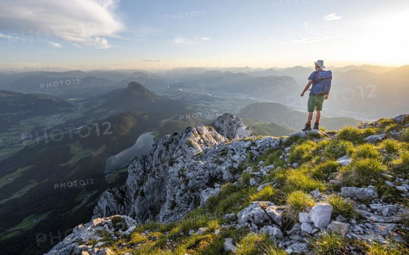 Mountaineers at the summit of the Scheffauer in the atmospheric evening light