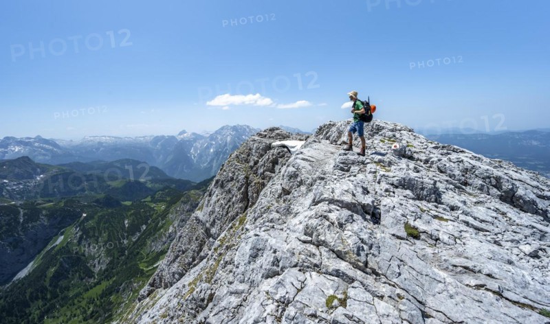 Mountaineer on the ridge of the Hoher Brett