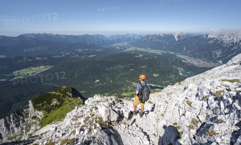 Climbers ascending the Obere Wettersteinspitze