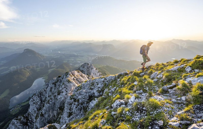Mountaineers at the summit of the Scheffauer in the atmospheric evening light