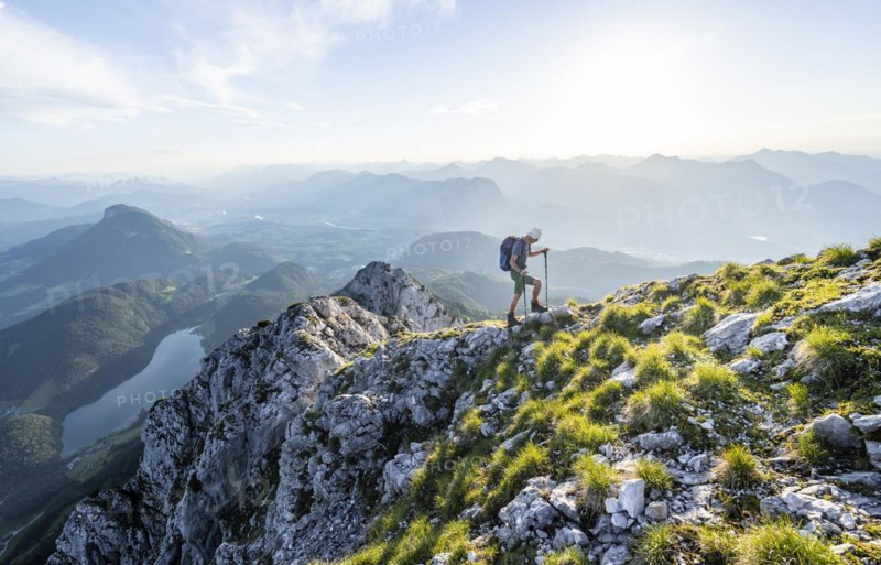 Mountaineers at the summit of the Scheffauer in the atmospheric evening light