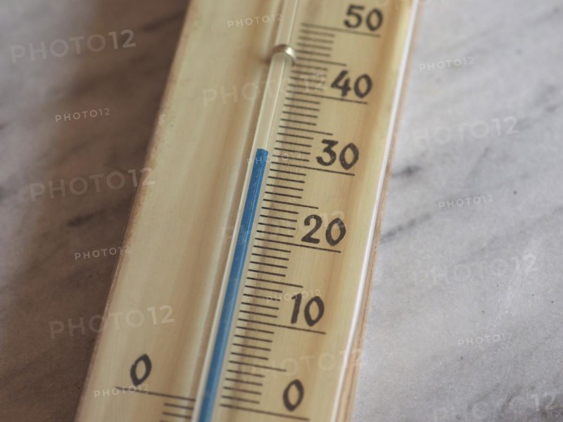 Thermometer for air temperature measurement
