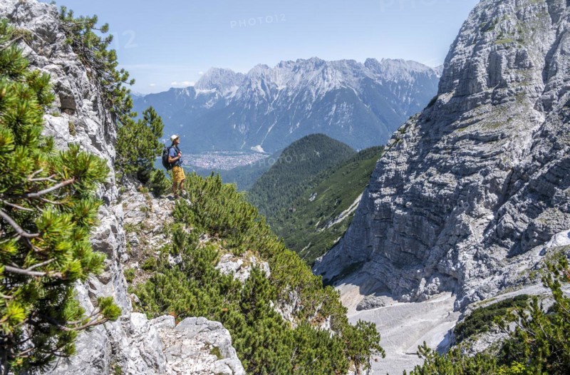Climbers ascending to the Upper Wettersteinspitze