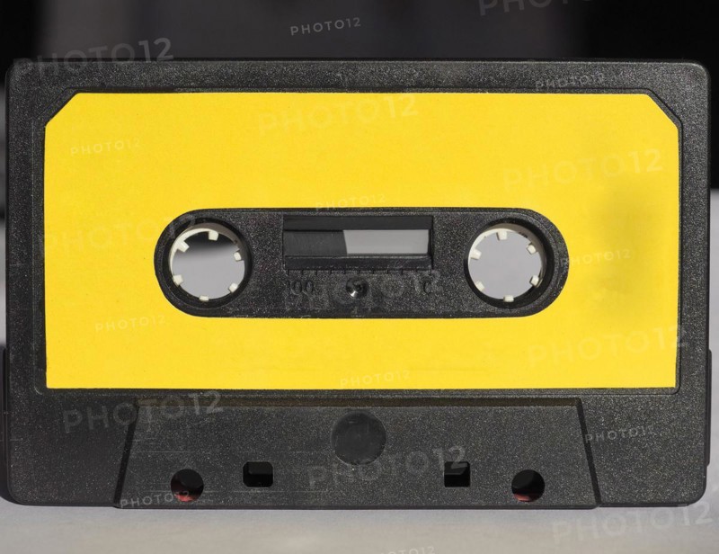 Magnetic tape cassette
