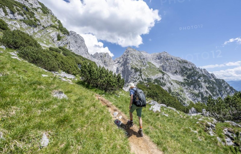 Mountaineers climbing the Hackenkoepfe
