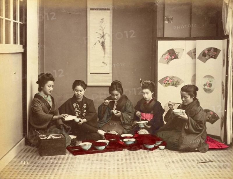 Five woman eating buckwheat noodles