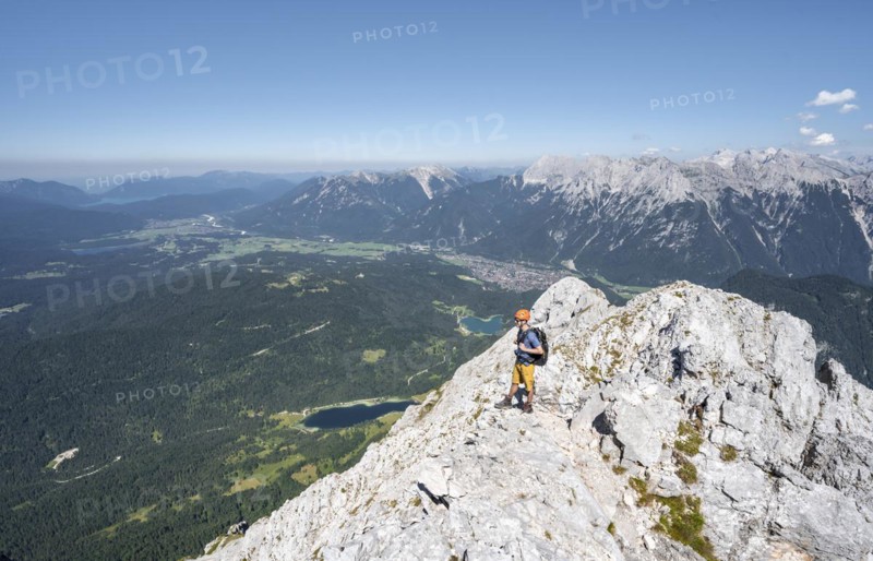 Mountaineers climbing to the Upper Wettersteinspitze