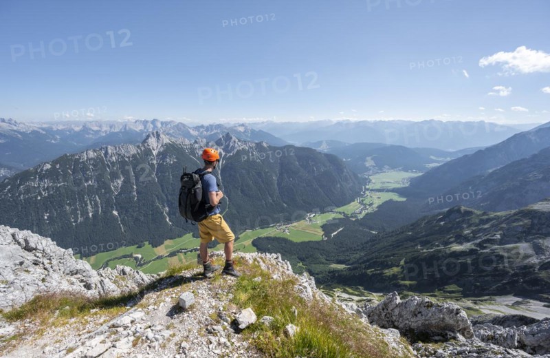 Mountaineer at the summit of the Obere Wettersteinspitze