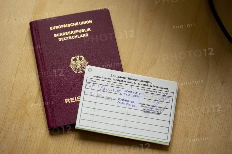 Passport and proof of Corona vaccination with the vaccine Comirnaty from Biontech Pfizer