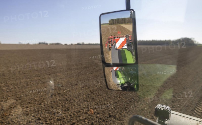 Soil cultivation for maize sowing with tractor Fendt 1050