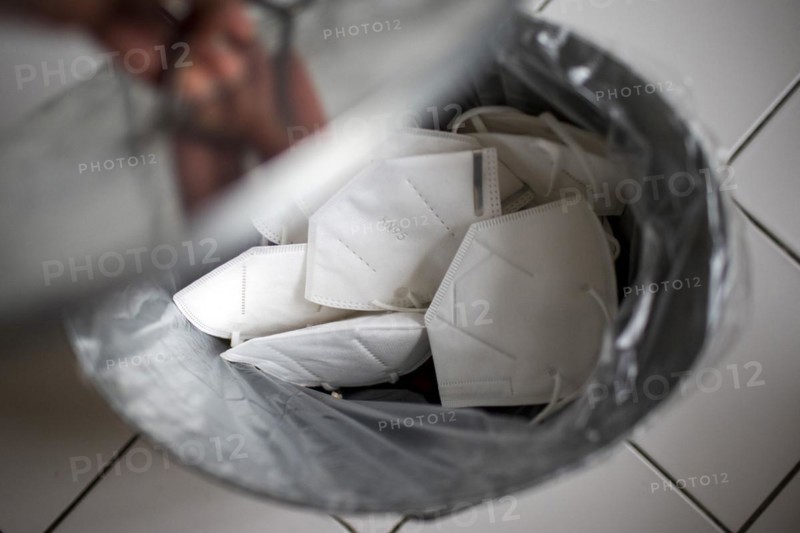 Symbolic photo: FFP2 masks are disposed of in the residual waste. Berlin