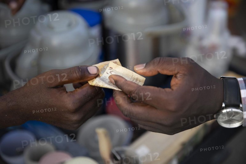 Handing over of a banknote