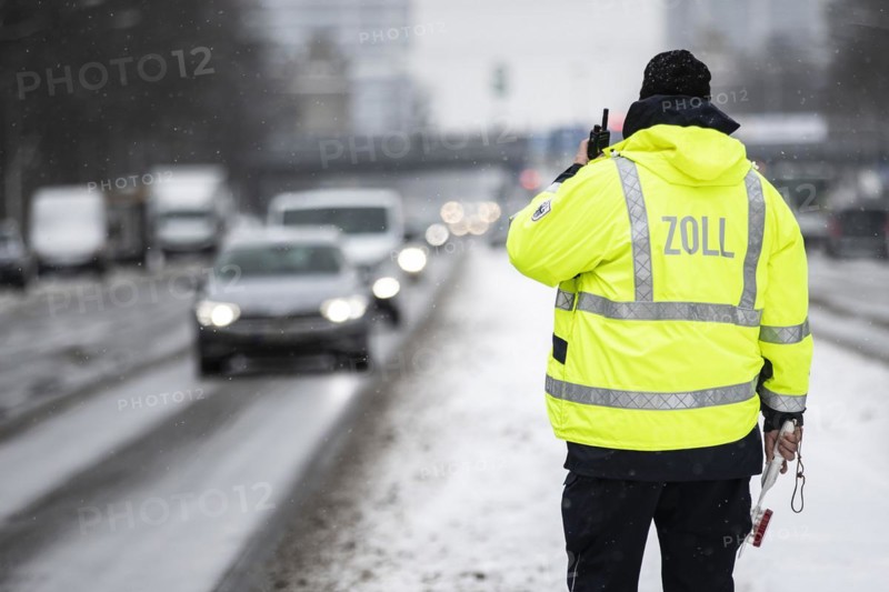 Customs check on the Strasse des 17. Juni in Berlin