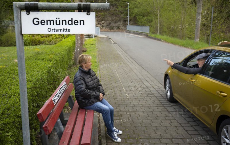 Car driver stops at a carpooling bench in Tiefenbach. In places where public transport does not offer sufficient options