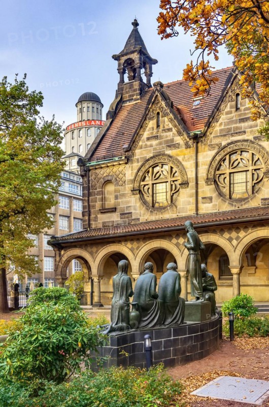 Court of honour with arcades and group sculpture of the Consoling Christ by Selmar Werner. The church