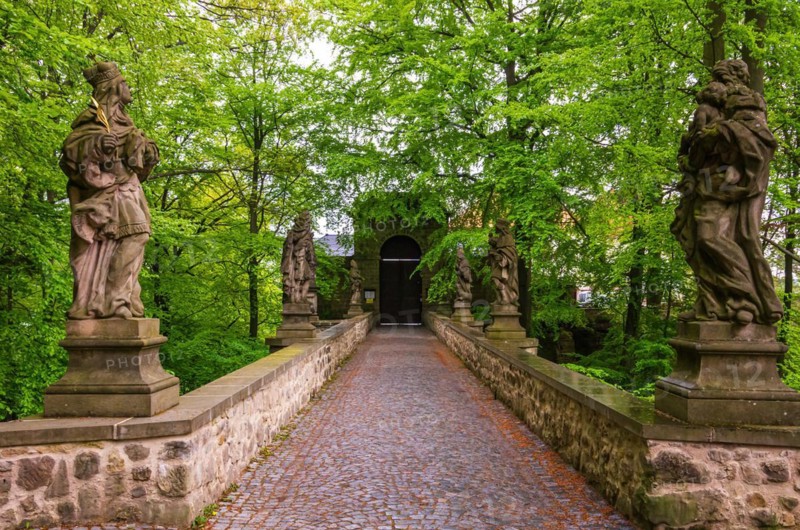 Access and main entrance to Hrad Valdstejn