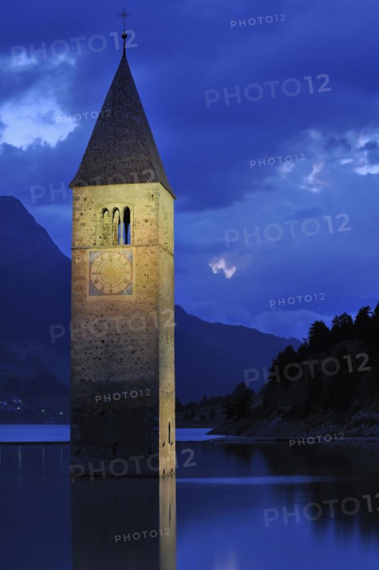 The submerged church tower at night in Lago di Resia at Curon Venosta