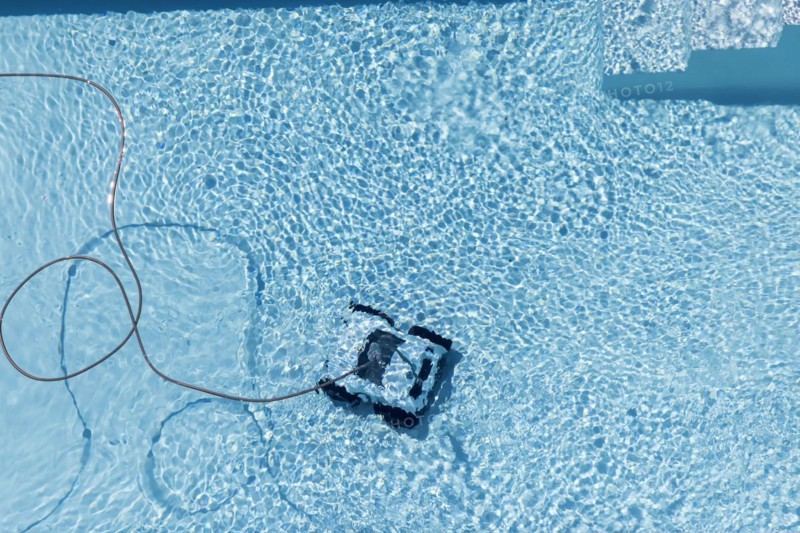 Cleaning robot in a swimming pool