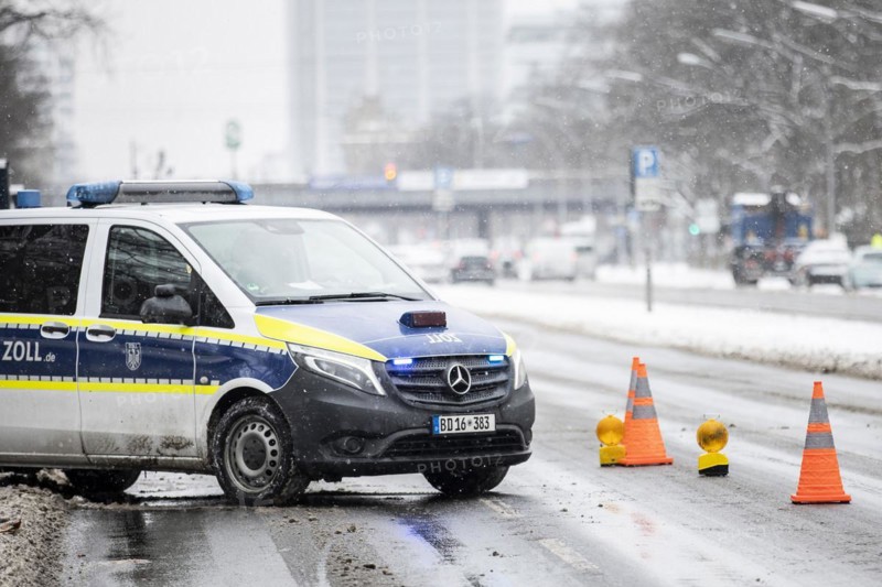 Customs check on the Strasse des 17. Juni in Berlin