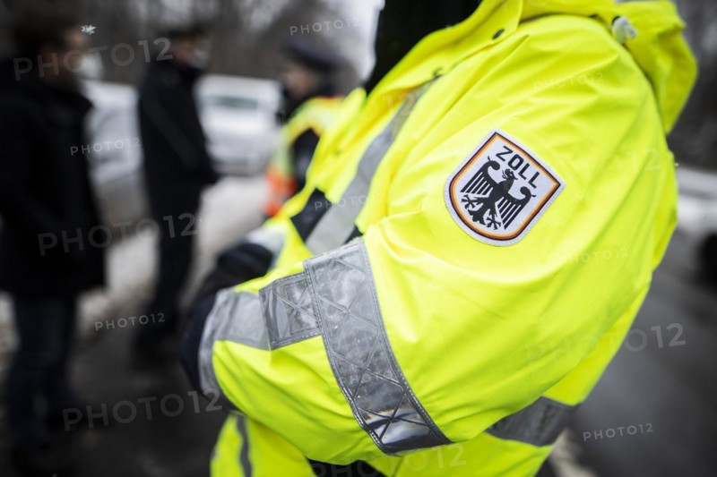Customs check on the Strasse des 17. Juni in Berlin
