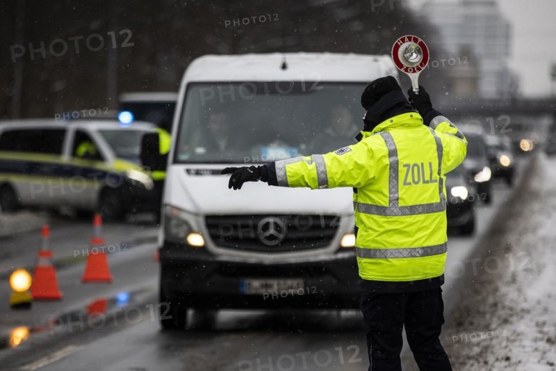 Customs check on the Strasse des 17. Juni in Berlin
