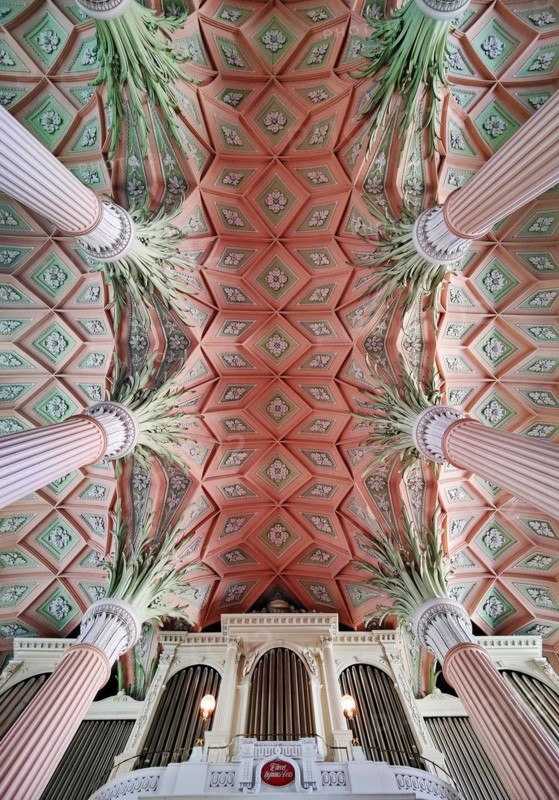 Ceiling vault with organ in the Nikolaikirche