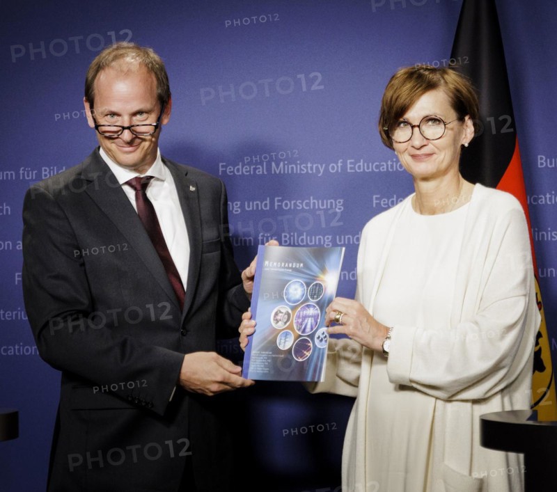 (L-R) Constantin Haefner. Managing Director, Fraunhofer Institute for Laser Technology, Bettina Stark-Watzinger (FDP), Federal Minister of Education and Research, recorded during a press conference for the handover of the memorandum of the Expert Commission on Laser Fusion at the Federal Ministry of Education and Research in Berlin, 22.05.2023., Berlin, Germany, Europe