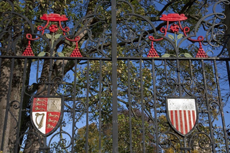 Gate with coat of arms of Christ Church College of the Oxford University