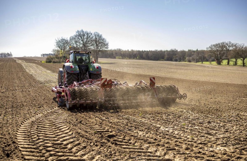Soil cultivation for maize sowing with tractor Fendt 1050