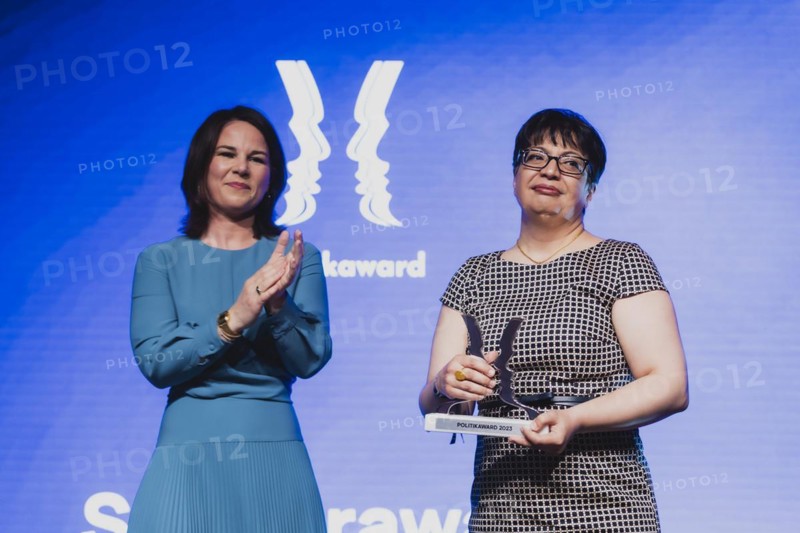 (L-R) Annalena Baerbock (Buendnis 90 Die Gruenen), Federal Minister for Foreign Affairs, and Shadi Sadr, winner of the 'Special Iran Award' at the Politikaward, photographed at the Politikaward in Berlin, 22.05.2023., Berlin, Germany, Europe
