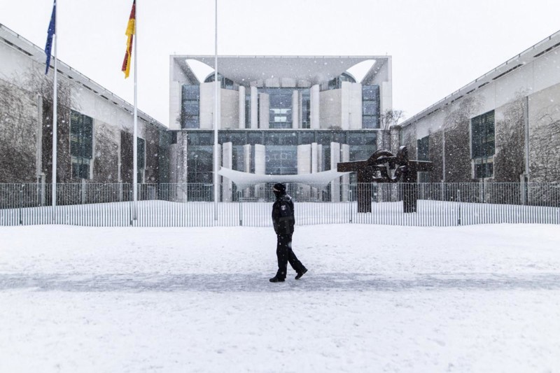 A policeman stands in front of the Federal Chancellery in front of the federal-state agreement on the further procedure of the Corona restrictions