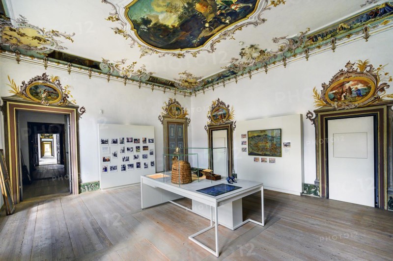 Room with frescoes and beehive