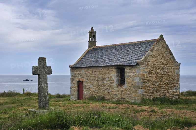 Stone cross and the Saint-Samson chapel at Landunvez