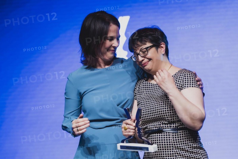 (L-R) Annalena Baerbock (Buendnis 90 Die Gruenen), Federal Minister for Foreign Affairs, and Shadi Sadr, winner of the 'Special Iran Award' at the Politikaward, photographed at the Politikaward in Berlin, 22.05.2023., Berlin, Germany, Europe