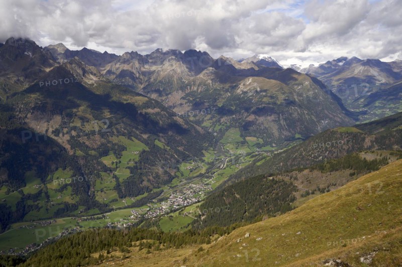 View from the Mohar into the Moelltal valley towards the Grossglockner