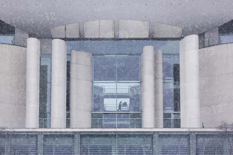 A person with files stands out in the Federal Chancellery in front of the Federal-Laender on the further procedure of the Corona restrictions