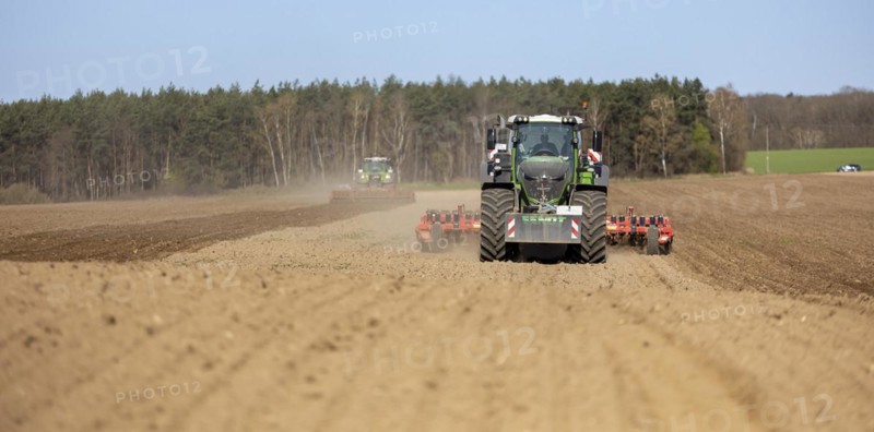 Soil cultivation for maize sowing with tractor Fendt 1050