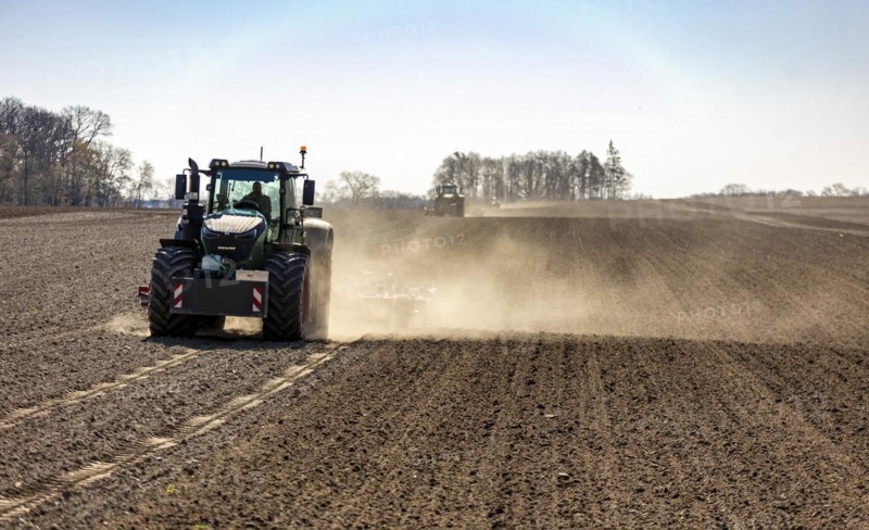 Soil cultivation for maize sowing with tractor Fendt 1050